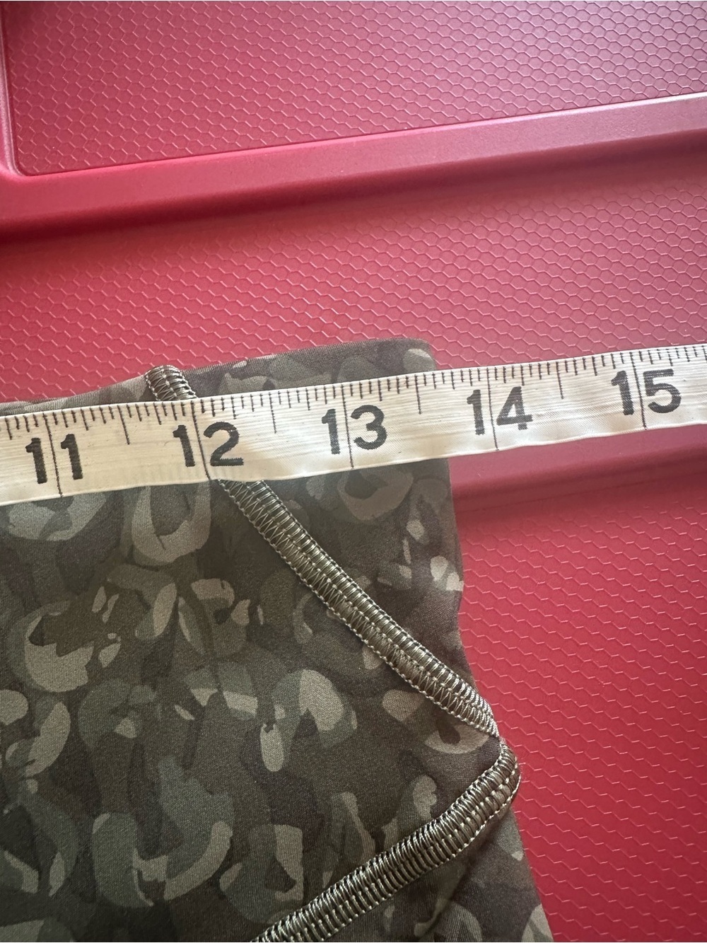 Lululemon Base Pace High-Rise Tight 28"
Intertwined Camo Olive W5DX7S size 8 - Picture 3 of 9